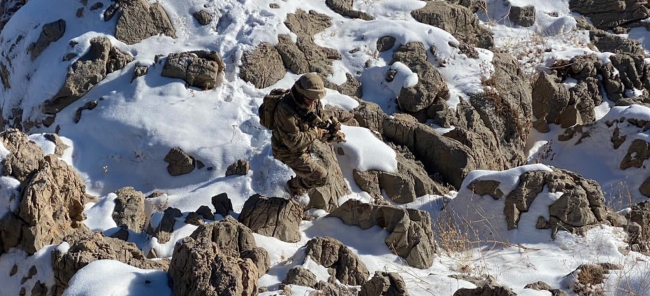 Kahraman Mehmetçik zorlu koşullara rağmen teröristlere göz açtırmıyor.